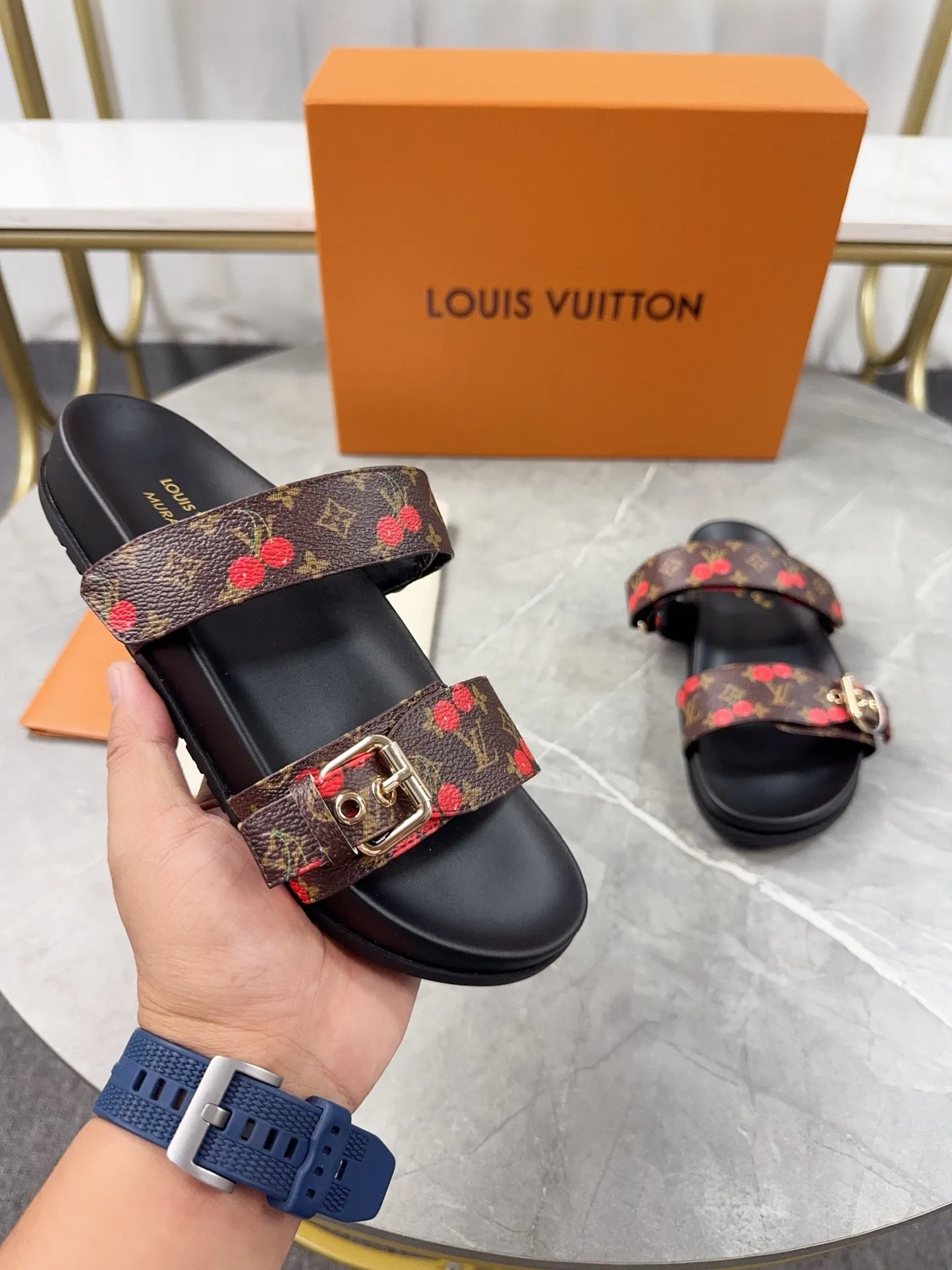 👟👟Ex-factory price 400👟👟 LV2025 spring and summer new slippers🌟The belt buckle is adjustable and elastic design, full of beach style, original molded LV metal logo decoration, fashionable and beautiful, super versatile🤳🏻Cow leather upper/custom imported jacquard fabric/original old flower leather material, water-dyed sheepskin lining (water platform + rubber sole) three-layer combination outsole 🔶Size: Female 35-43 Male: 38-46